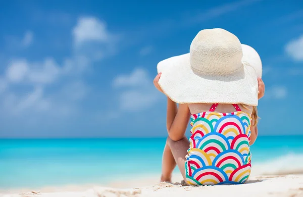 Little girl at tropical beach — Stock Photo, Image