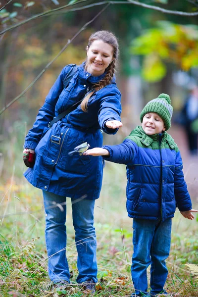 Famiglia al parco autunnale — Foto Stock