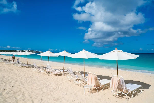 Chairs and umbrellas on tropical beach — Stock Photo, Image