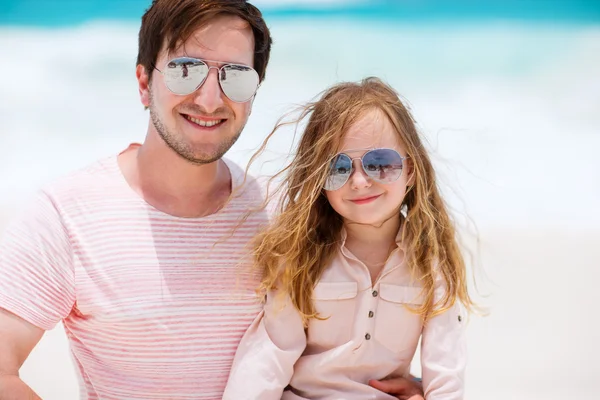 Ayah dan anak di pantai — Stok Foto