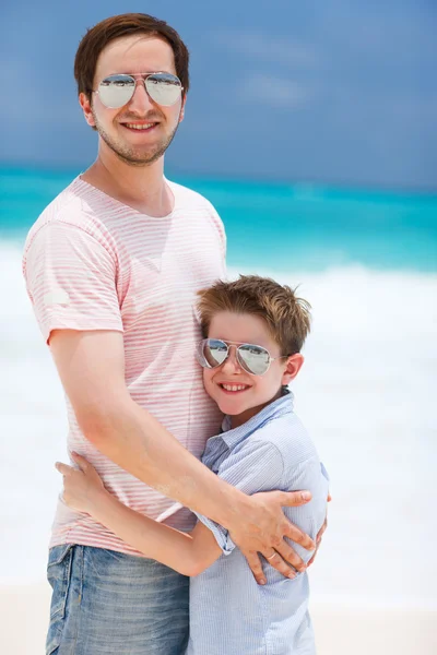 Padre e figlio in spiaggia — Foto Stock