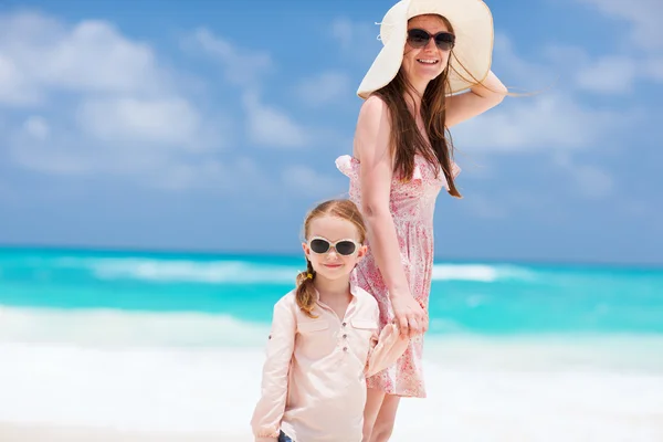 Mãe e filha na praia — Fotografia de Stock