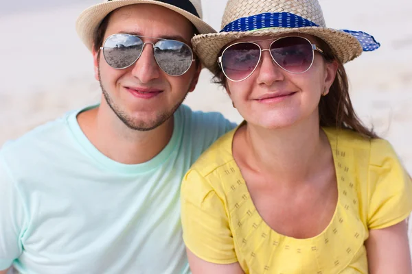 Retrato de una pareja en la playa — Foto de Stock