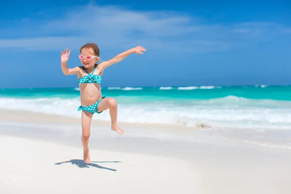 Cute little girl at beach — Stock Photo, Image