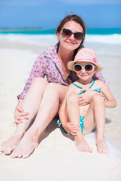 Mother and daughter at beach Royalty Free Stock Photos