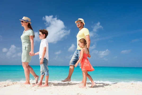 Familia en unas vacaciones de playa tropical — Foto de Stock