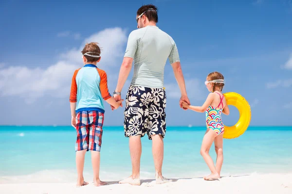 父亲与孩子们在海滩上 — 图库照片