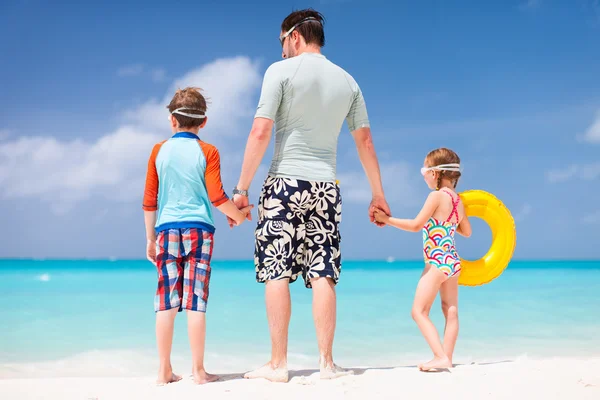 Vader met kinderen op strand — Stockfoto