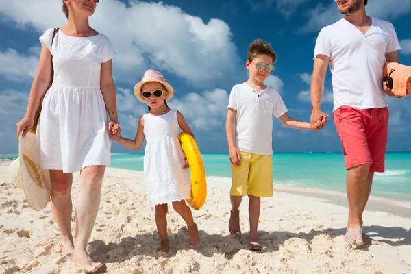 열 대 해변 휴가에 가족 — 스톡 사진