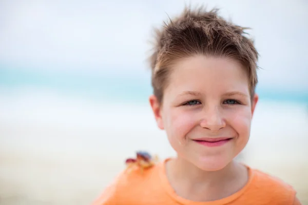 Kleine jongen met een krab — Stockfoto