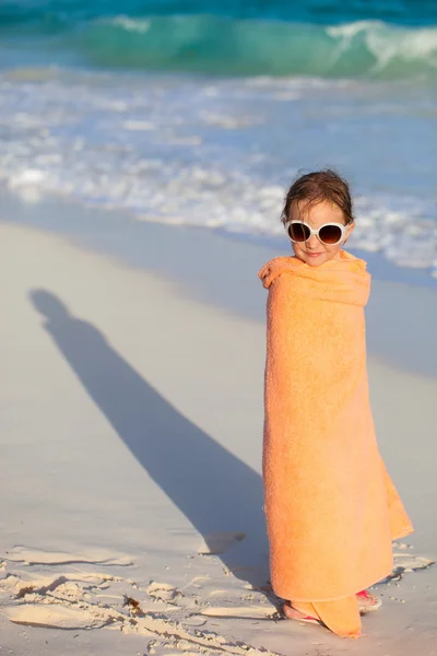 Schattig klein meisje op strand — Stockfoto