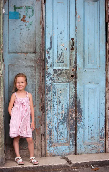 Ritratto bambina all'aperto — Foto Stock