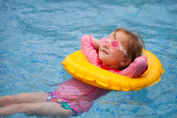 Little girl at swimming pool — Stock Photo, Image