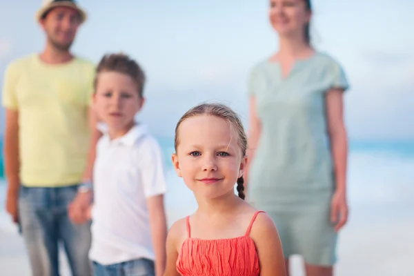 Familia en unas vacaciones de playa tropical — Foto de Stock