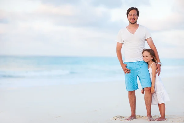 Vader en dochter op strand — Stockfoto