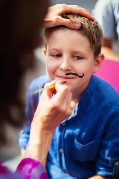 Söt pojke med målade mustasch — Stockfoto