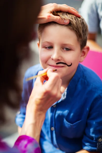 Mignon garçon avec moustache peinte — Photo