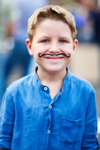 Mignon garçon avec moustache peinte — Photo