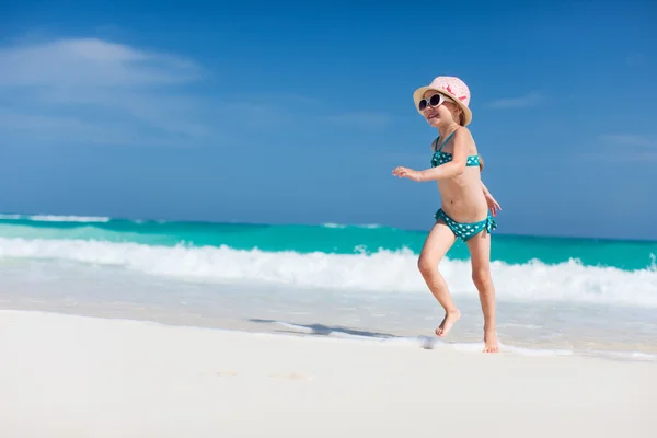 Petite fille mignonne à la plage — Photo