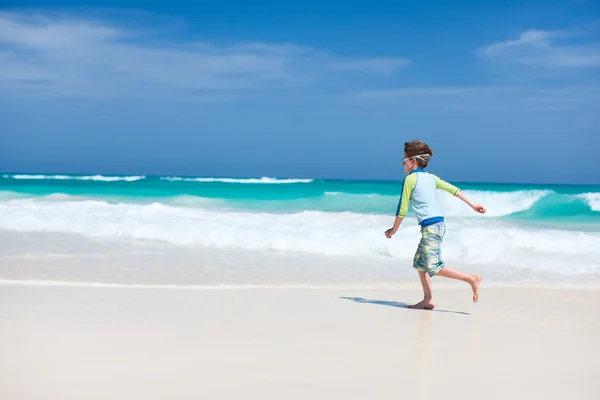 Schattige jongen op strand — Stockfoto