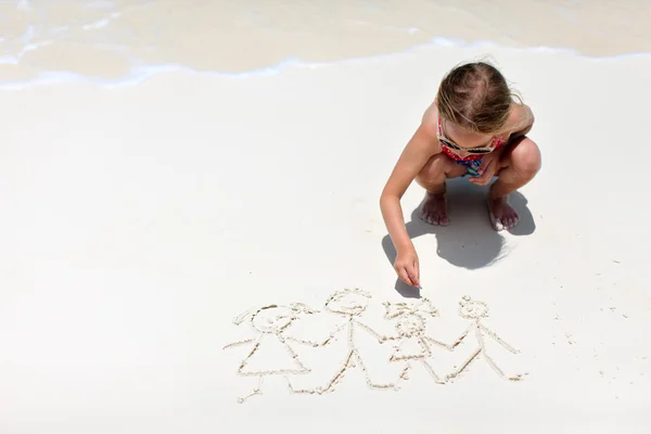 Niña dibujando en la playa — Foto de Stock