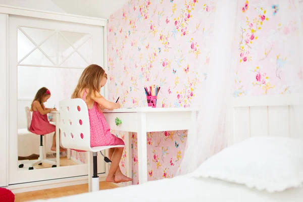 Menina em seu quarto — Fotografia de Stock