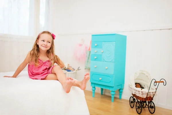 Klein meisje in haar kamer — Stockfoto