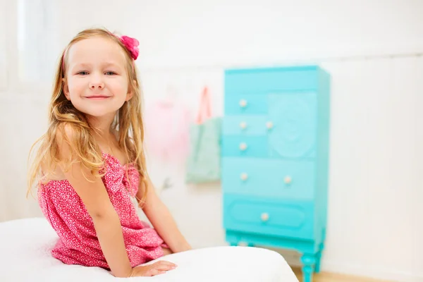 Niña en su habitación —  Fotos de Stock