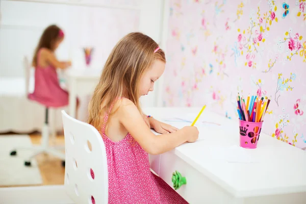 彼女の部屋に小さな女の子 — ストック写真