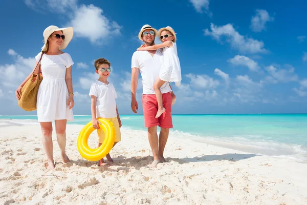 Famille en vacances à la plage tropicale Image En Vente