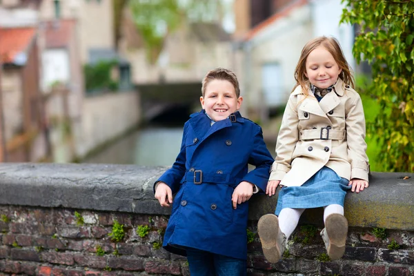 Niños al aire libre en la ciudad —  Fotos de Stock