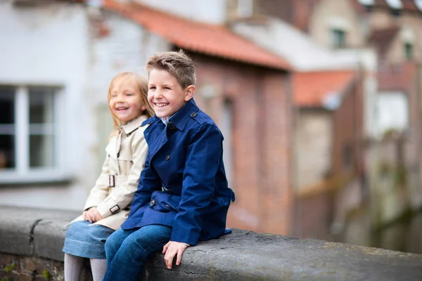 Kinderen buiten in stad — Stockfoto