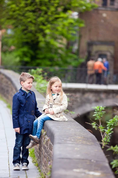 Niños al aire libre en la ciudad — Foto de Stock