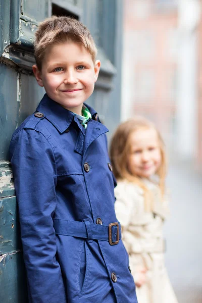 Kinderen buiten in stad — Stockfoto