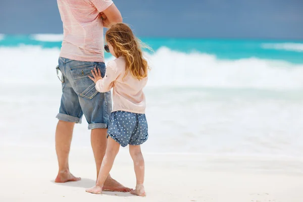 Pai e filha na praia — Fotografia de Stock