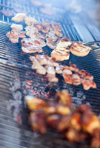 Chef cozinhar carne — Fotografia de Stock