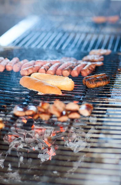 Chef kocht Fleisch — Stockfoto