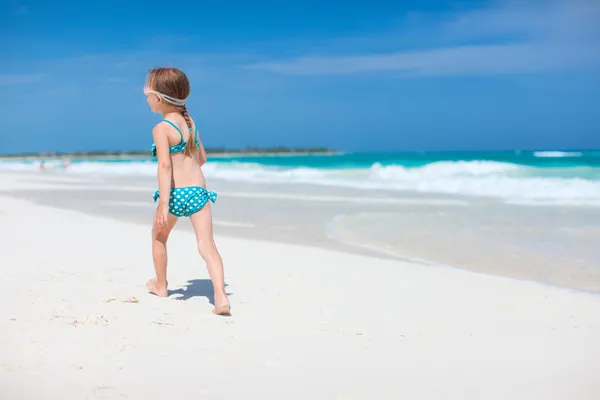 Schattig klein meisje op strand — Stockfoto