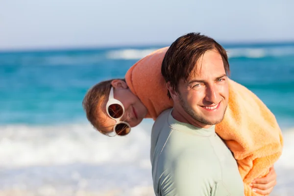 Far og datter på stranden. – stockfoto