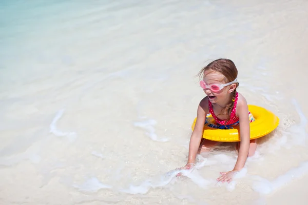 Linda niña en la playa — Foto de Stock