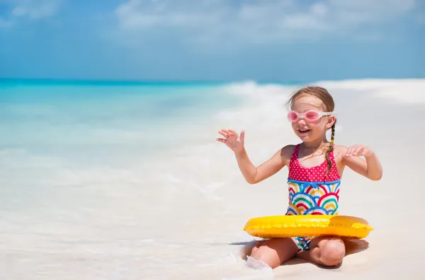 Schattig klein meisje op strand — Stockfoto