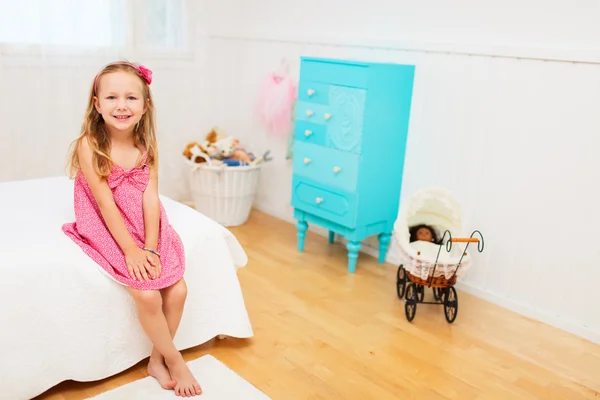 Маленькая девочка в своей комнате — стоковое фото