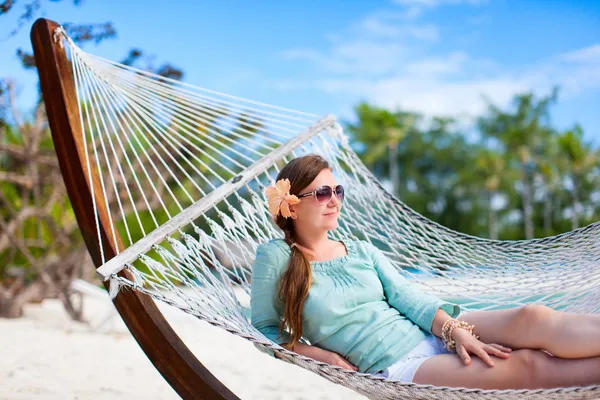 Bella donna in vacanza — Foto Stock