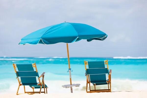 Sillas y sombrilla en la playa tropical —  Fotos de Stock