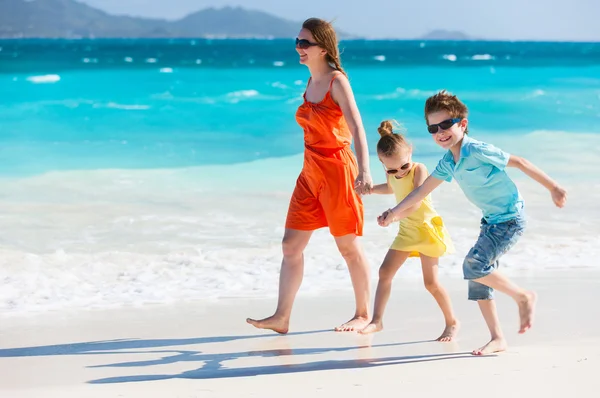 Familjen på caribbean beach — Stockfoto