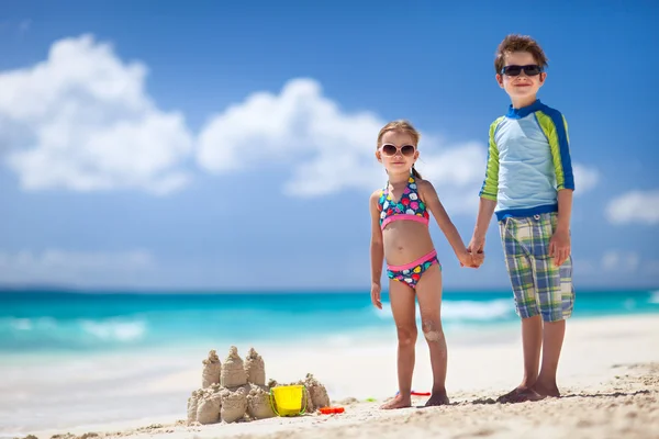 Dos niños jugando en la playa —  Fotos de Stock