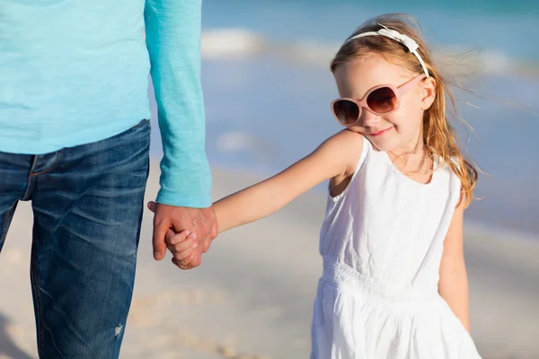 Vater und Tochter halten Händchen — Stockfoto