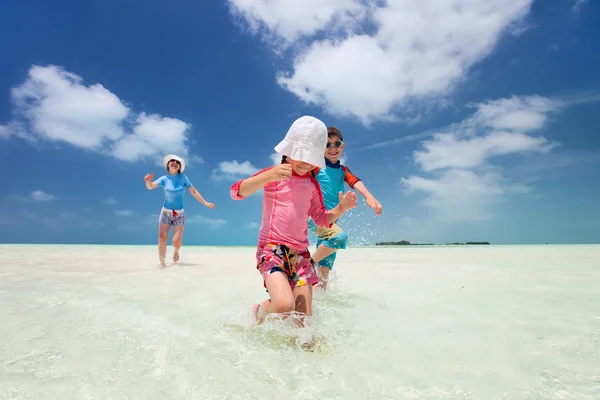 Familjen på tropiska semester — Stockfoto