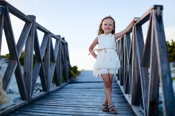 Entzückendes kleines Mädchen im Freien — Stockfoto
