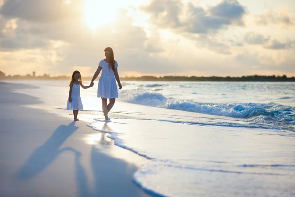 Familia al atardecer — Foto de Stock